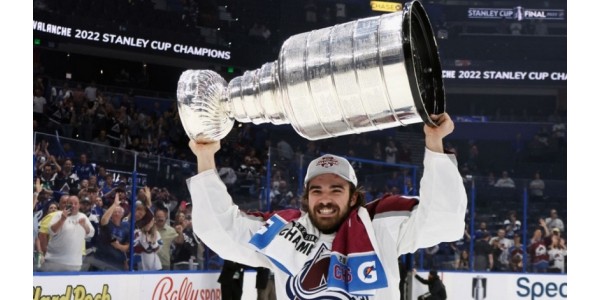 Alex Newhook dostává čtyřletou smlouvu s Montreal Canadiens Alex Newhook dostává čtyřletou smlouvu s Montreal Canadiens